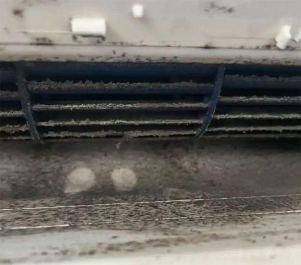 岗巴空调吹的风有股烧焦味是怎么回事